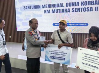 Kapolda Jatim Dampingi Wamenhub Jenguk dan serahkan Santunan Korban KM Mutiara Sentosa II
