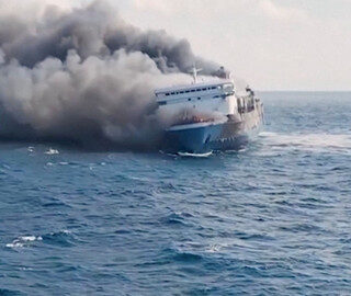 Tim SAR Tak Lihat Sekoci di KM Mutiara Sentosa 2 yang Terbakar di Sumenep