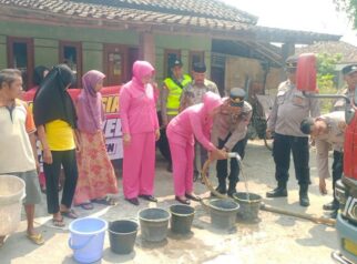 Polsek bersama Bhayangkari Ranting Wedi menyalurkan bantuan air bersih kepada warga Dukuh Kaponan, Desa Kaligayam