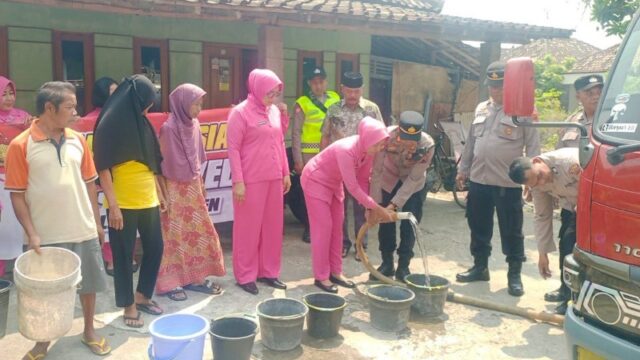 Polsek bersama Bhayangkari Ranting Wedi menyalurkan bantuan air bersih kepada warga Dukuh Kaponan, Desa Kaligayam
