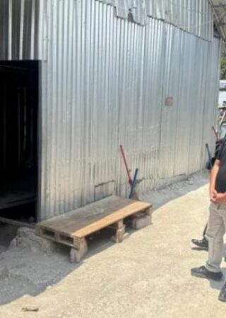 Pihak kepolisian saat melakukan olah TKP