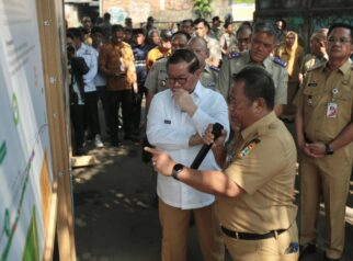 Gubernur DKI Jakarta Pramono Anung saat meninjau langsung lokasi pembangunan di Jalan Pagu Jaten Raya, Pasar Minggu