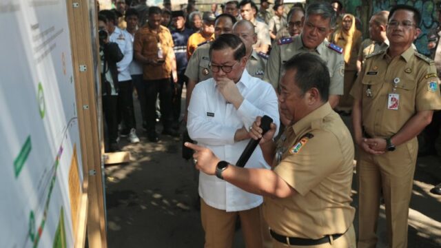 Gubernur DKI Jakarta Pramono Anung saat meninjau langsung lokasi pembangunan di Jalan Pagu Jaten Raya, Pasar Minggu