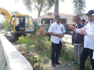 Bupati Sidoarjo H. Subandi melakukan sidak normalisasi Sungai Gedangrowo