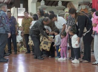 Sebanyak 30 anak telantar menerima dokumen kependudukan berupa Kartu Identitas Anak (KIA)