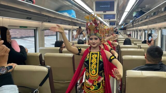 Penari Gandrung dalam gerbong kereta api