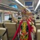 Penari Gandrung dalam gerbong kereta api