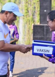 Wagub Jateng, Taj Yasin Maimoen secara simbolis menyerahkan dosis vaksin rabies