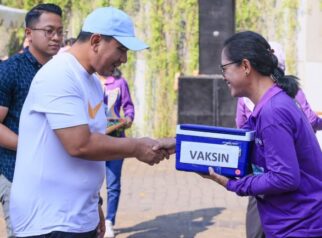 Wagub Jateng, Taj Yasin Maimoen secara simbolis menyerahkan dosis vaksin rabies