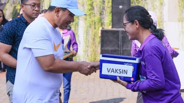 Wagub Jateng, Taj Yasin Maimoen secara simbolis menyerahkan dosis vaksin rabies