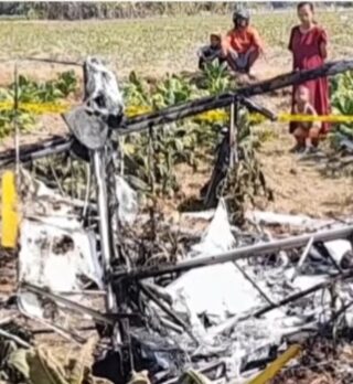 Pesawat latih jenis fixed wing Sky Ranger dengan registrasi PK-S360 mengalami pendaratan darurat di area persawahan tembakau lalu terbakar