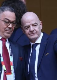 Presiden Federasi Sepak Bola Kerajaan Maroko Fouzi Lekjaa dan Presiden FIFA Gianni Infantino