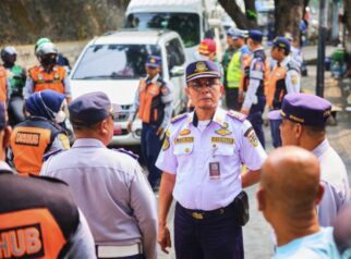 Petugas gabungan menertibkan parkir liar dan PKL yang menggunakan fasum di Jalan Tebet Timur
