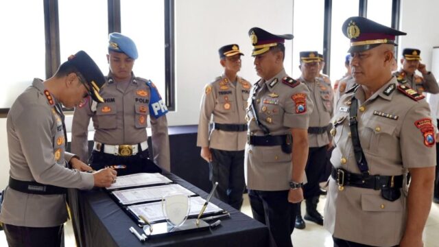 Kapolresta Banyuwangi, Kombes Pol Dr. Rofiq Ripto Himawan memimpin upacara sertijab tiga pejabat
