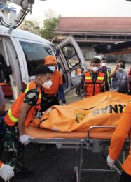 Helikopter Polri Evakuasi Jenazah Korban KM Virgo Transport 8