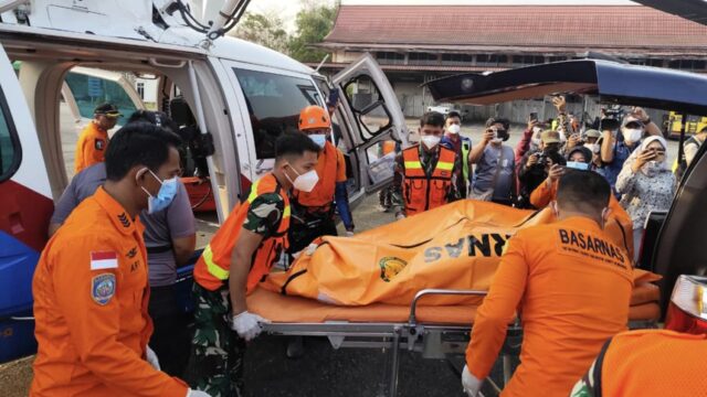 Helikopter Polri Evakuasi Jenazah Korban KM Virgo Transport 8