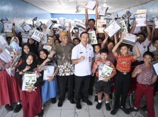 Bupati Boyolali, Agus Irawan menyalurkan bantuan seragam sekolah gratis tahap II