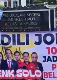 Sidang Roy Suryo dan Dokter Tifa di PN Jaktim, Pendukung Bentangkan Spanduk 'Adili Jokowi'
