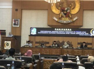 Bupati Ipuk Fiestiandani menyampaikan Jawaban Bupati terhadap PU Fraksi DPRD Banyuwangi