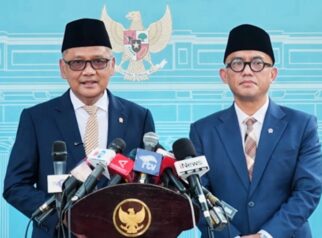 Menteri Haji dan Umrah Mochamad Irfan Yusuf didampingi Wamen Dahnil Anzar Simanjuntak