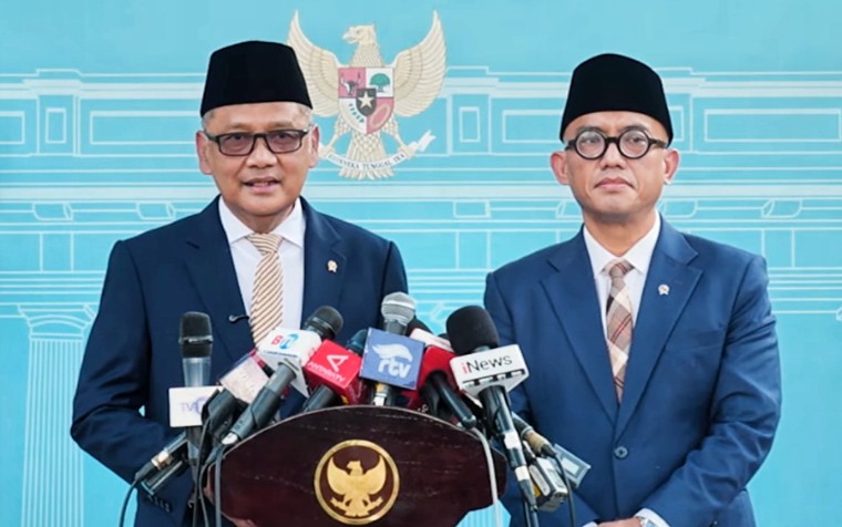Menteri Haji dan Umrah Mochamad Irfan Yusuf didampingi Wamen Dahnil Anzar Simanjuntak