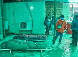 Jenazah dua pendaki Nepal yang ditemukan setelah longsoran salju di Gunung Himlung
