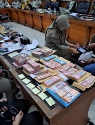 KPK menyita sejumlah uang dan perhiasan diduga emas