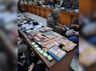 KPK menyita sejumlah uang dan perhiasan diduga emas