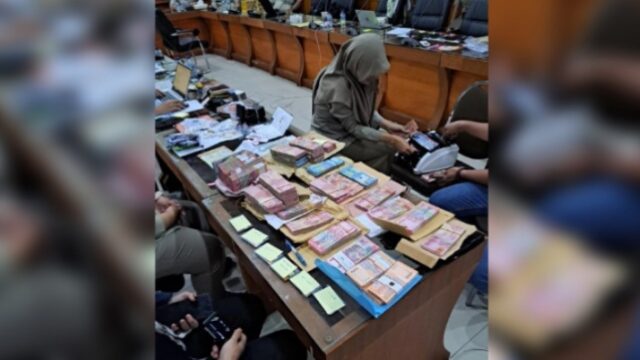 KPK menyita sejumlah uang dan perhiasan diduga emas