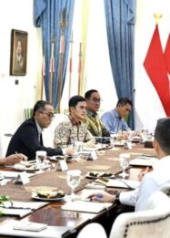 Presiden Prabowo saat memimpin rapat terbatas bersama sejumlah menteri Kabinet Merah Putih