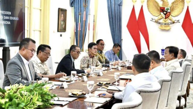 Presiden Prabowo saat memimpin rapat terbatas bersama sejumlah menteri Kabinet Merah Putih