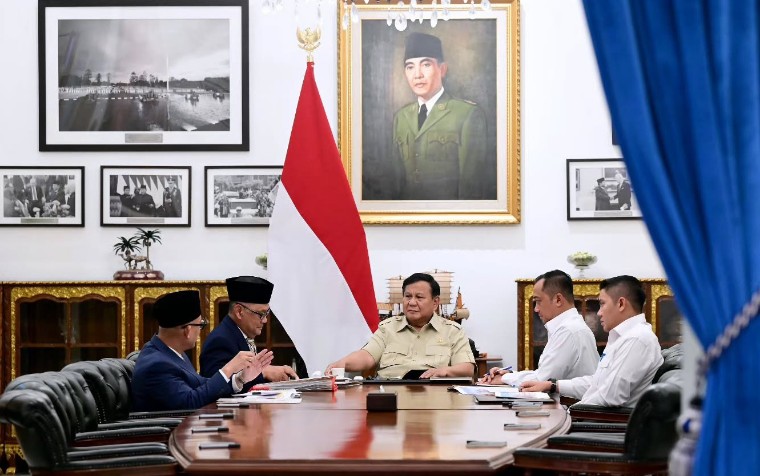 Presiden Prabowo saat menerima laporan Menteri dan Wakil Menteri Haji dan Umrah