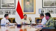 Presiden Prabowo Subianto saat memimpin rapat terbatas (ratas) mengenai perkembangan penanganan bencana alam