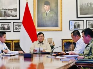 Presiden Prabowo Subianto saat memimpin rapat terbatas (ratas) mengenai perkembangan penanganan bencana alam