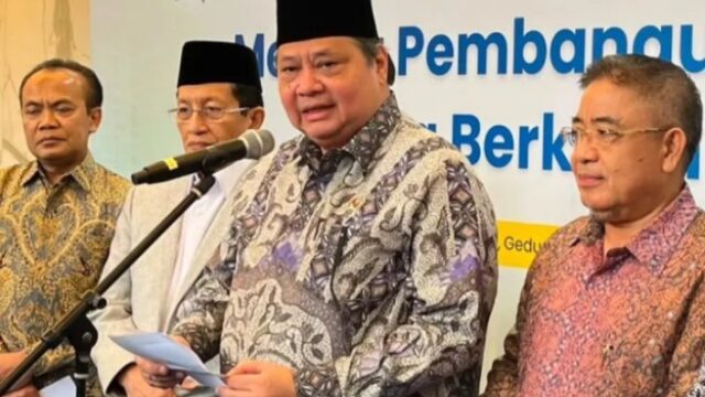 Menko Perekonomian, Airlangga Hartarto usai acara Simposium Ikatan Ahli Ekonomi Islam Indonesia (IAEI) di kantor Kemenko Perekonomian, Jakarta Pusat