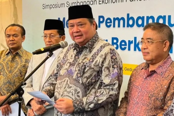 Menko Perekonomian, Airlangga Hartarto usai acara Simposium Ikatan Ahli Ekonomi Islam Indonesia (IAEI) di kantor Kemenko Perekonomian, Jakarta Pusat