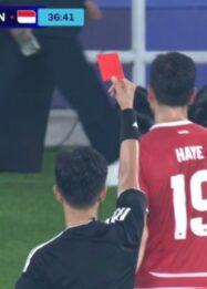 Thom Haye mendapat kartu merah