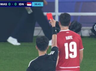 Thom Haye mendapat kartu merah