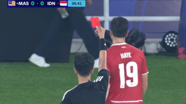 Thom Haye mendapat kartu merah