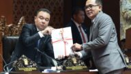 Wakil Ketua DPR Sufmi Dasco Ahmad menerima dokumen dari Wakil Ketua Baleg