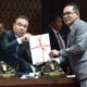 Wakil Ketua DPR Sufmi Dasco Ahmad menerima dokumen dari Wakil Ketua Baleg