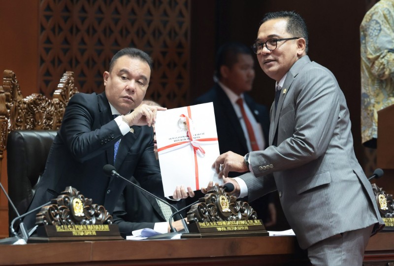 Wakil Ketua DPR Sufmi Dasco Ahmad menerima dokumen dari Wakil Ketua Baleg