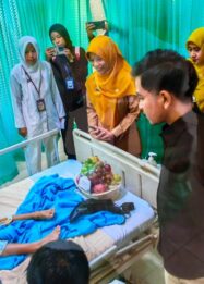 Wapres Gibran didampingi Gubernur Jateng Ahmad Luthfi tinjau pasien dugaan keracunan menu MBG