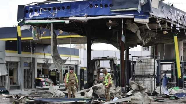 Sebuah SPBU yang hancur akibat serangan udara di Kyiv