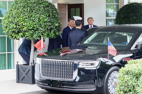 Disambut Donald Trump, Ini Spesifikasi Limosin Hongqi N701 Milik Xi Jinping