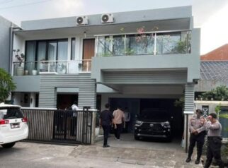 KPK menggeledah salah satu rumah milik saksi berinisial YYS