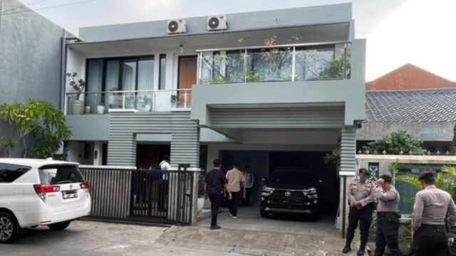 KPK menggeledah salah satu rumah milik saksi berinisial YYS