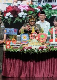 Gubernur DKI Jakarta, Pramono Anung saat memotong tumpeng syukuran HUT ke-76 Satpol PP dan HUT ke-64 Satlinmas