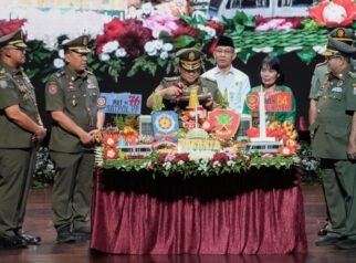 Gubernur DKI Jakarta, Pramono Anung saat memotong tumpeng syukuran HUT ke-76 Satpol PP dan HUT ke-64 Satlinmas