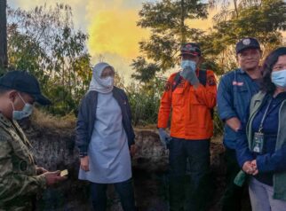 Bupati Banyuwangi Ipuk Fiestiandani memantau langsung lokasi kebakaran di Kawsan Pegunungan Ijen, Jumat (4/9/2026).